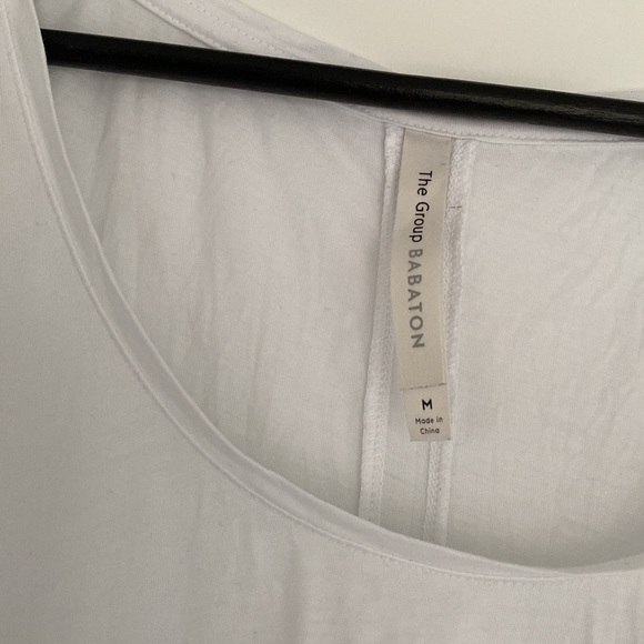ARITZIA Babaton relaxed fit white T! - Picture 2 of 3
